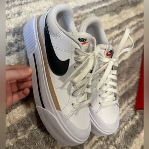 Women’s Nike court legacy lift